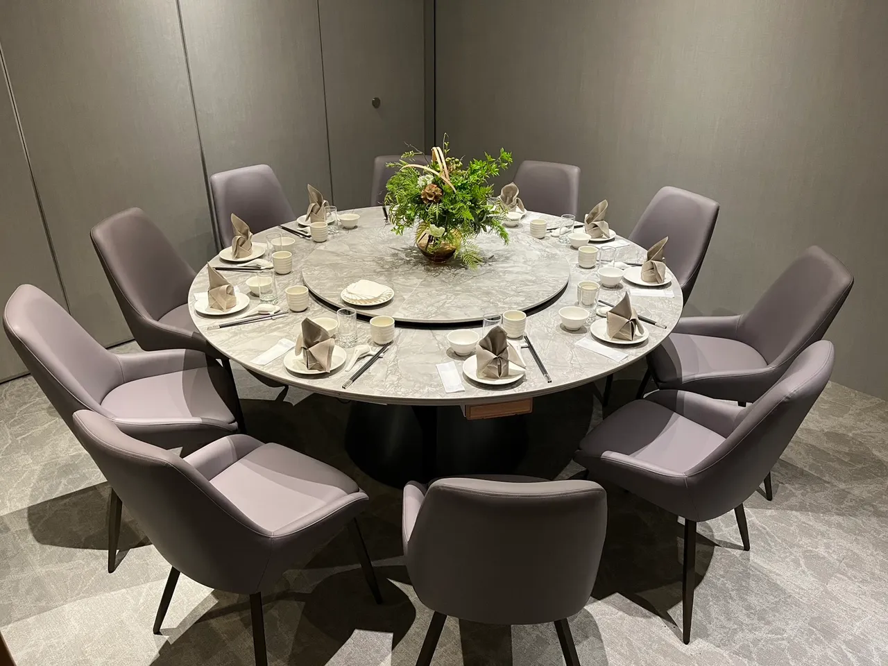 芯聚苑有可容纳10人及12人的包厢，虽有低消但无论家庭聚餐、商务宴请或节庆聚会，更能享受舒适私密的用餐氛围。图/周奕豪