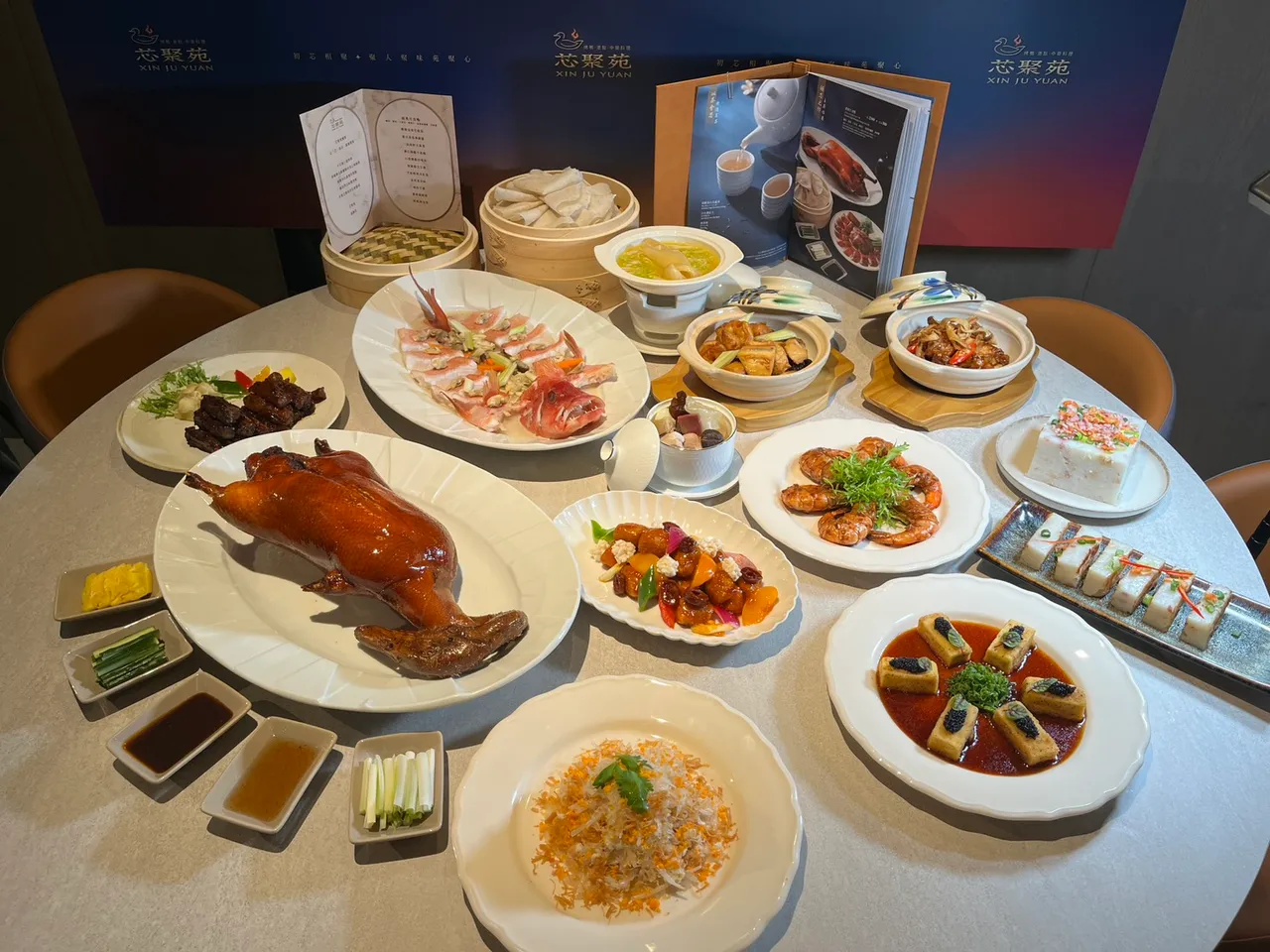 全新中菜品牌「芯聚苑」，除烤鸭外餐厅主打多道粤式与港点佳肴。图/周奕豪