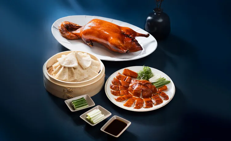 「经典片皮烤鸭」，鸭皮入口瞬间「卡滋」作响、肉香四溢，是饕客必点的开幕话题菜。图/品牌提供