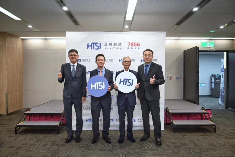 汉民科技副董事长暨汉测荣誉董事长 许金荣（右２）、汉测董事长 林冬青（左２）、总经理 王子建（左１）与廖伟三财务长（右１）。汉测提供