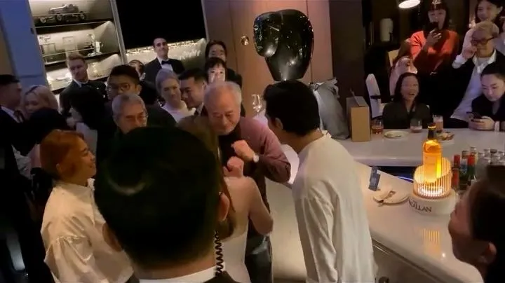 許瑋甯聽到現場音樂起舞，李安學她小跳一段。翻攝ginofight threads