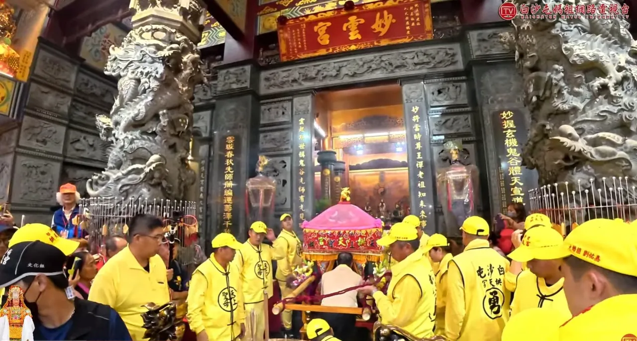 粉红超跑抵达板桥妙云宫。翻摄自白沙屯妈祖网路电视台