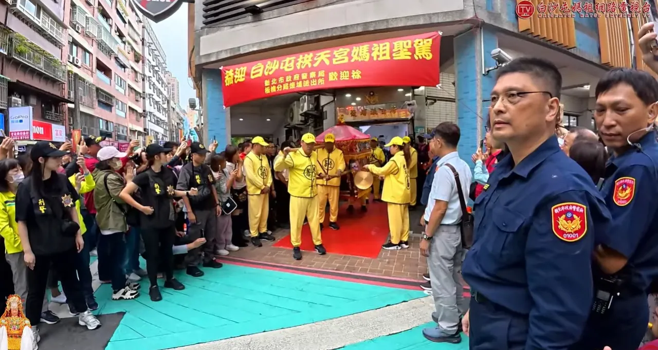 粉红超跑抵达板桥分局后埔派出所。翻摄自白沙屯妈祖网路电视台