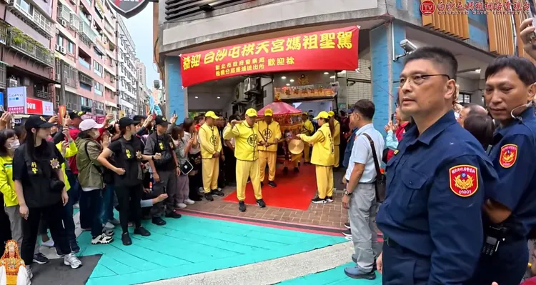 粉紅超跑抵達板橋分局後埔派出所。翻攝自白沙屯媽祖網路電視台