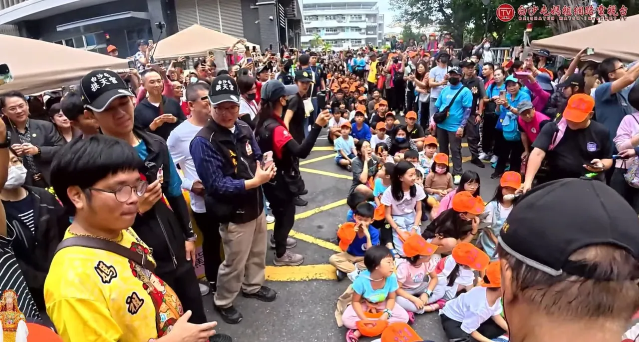 幼儿园小朋友齐声高喊「妈祖妈祖我爱妳」。翻摄自白沙屯妈祖网路电视台