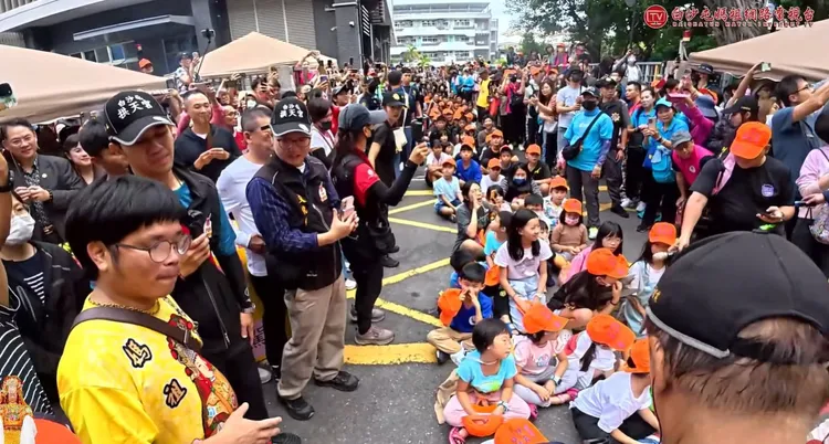幼兒園小朋友齊聲高喊「媽祖媽祖我愛妳」。翻攝自白沙屯媽祖網路電視台
