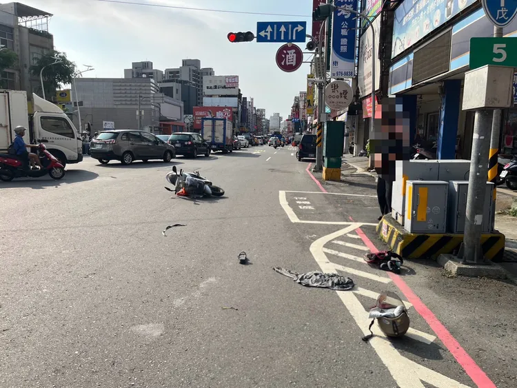 騎士為閃避汽車鬼切，擦撞旁邊機車，摔車昏迷。翻攝畫面