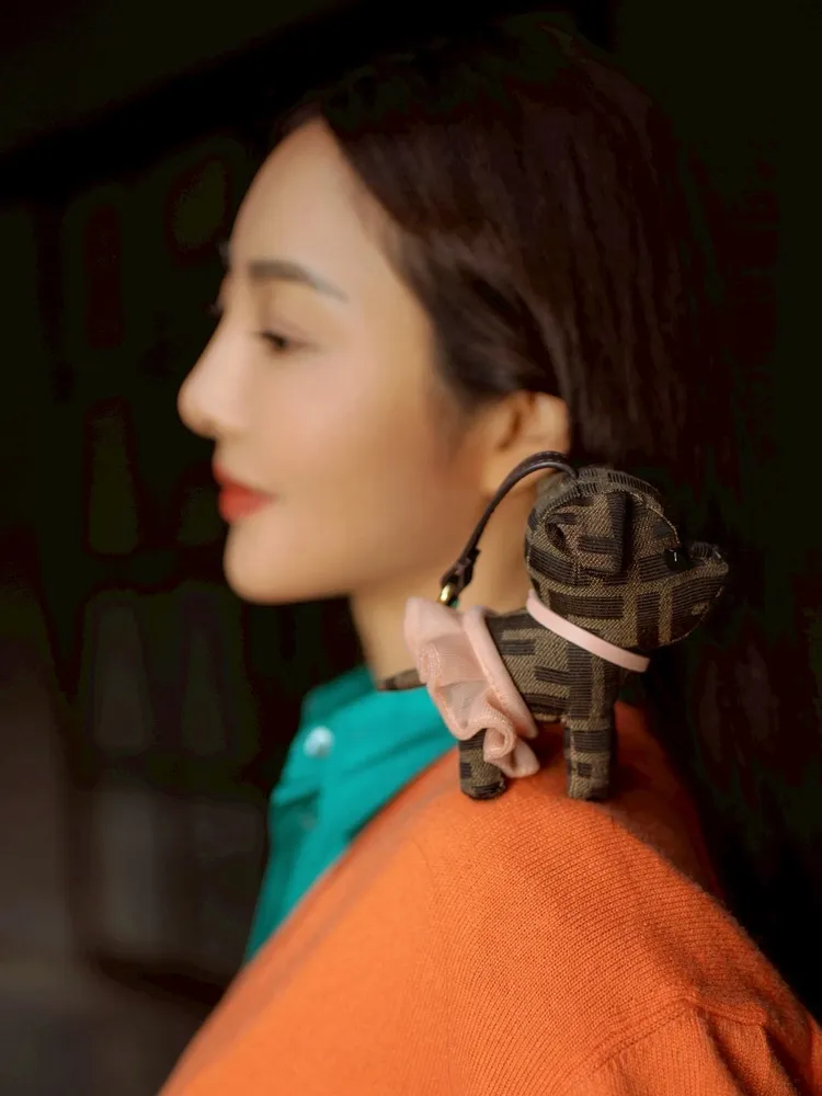 吳速玲直呼狗狗吊飾「為不會太可愛」。品牌提供