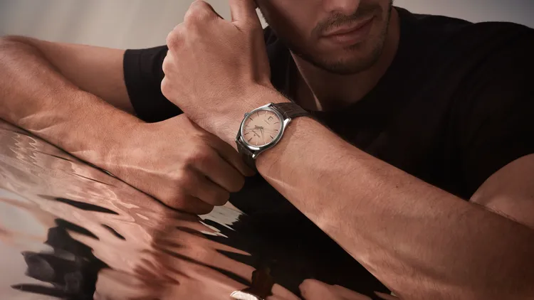 積家Master Ultra Thin Date超薄大師系列日期顯示腕錶，39mm，精鋼錶殼，銅色粒紋錶盤，棕色鱷魚皮錶帶，積家899型自動上鍊機械機芯，動力儲存70小時，防水深度50米，限量800只。品牌提供
