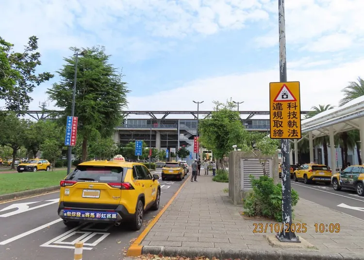 归仁高铁站今起新增科技执法,取缔违规停车的驾驶人,宣导期3个月,明年2月起正式开罚。台南市警局提供