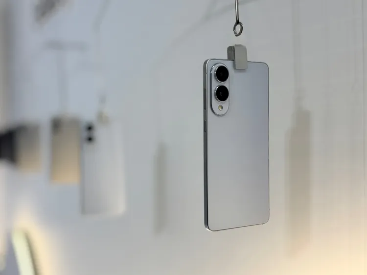 外媒报导指出，三星将取消原订的Galaxy S26 Edge机型，S26系列回归三款配置，预计2025年初正式登场。赵筱文摄