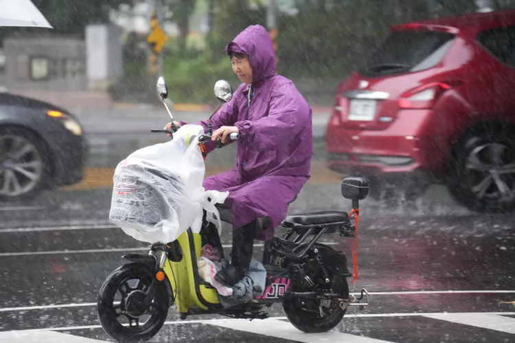 東北季風帶來雨勢，明日氣溫可能再降。彭欣偉攝