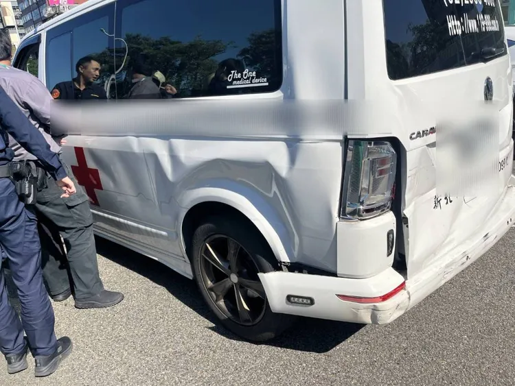 救護車遭追撞板金凹陷。翻攝畫面