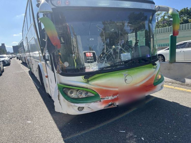 北市建國高架連環車禍！救護車擦撞奧迪又遭遊覽車追撞　再添3傷者