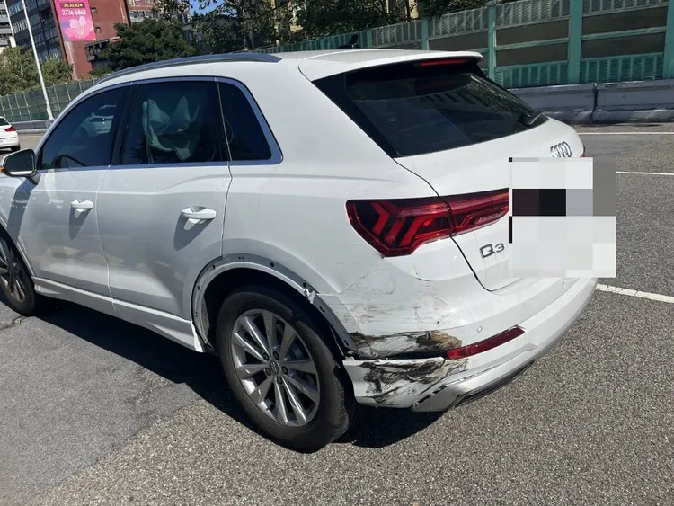 奧迪車遭擦撞。翻攝畫面