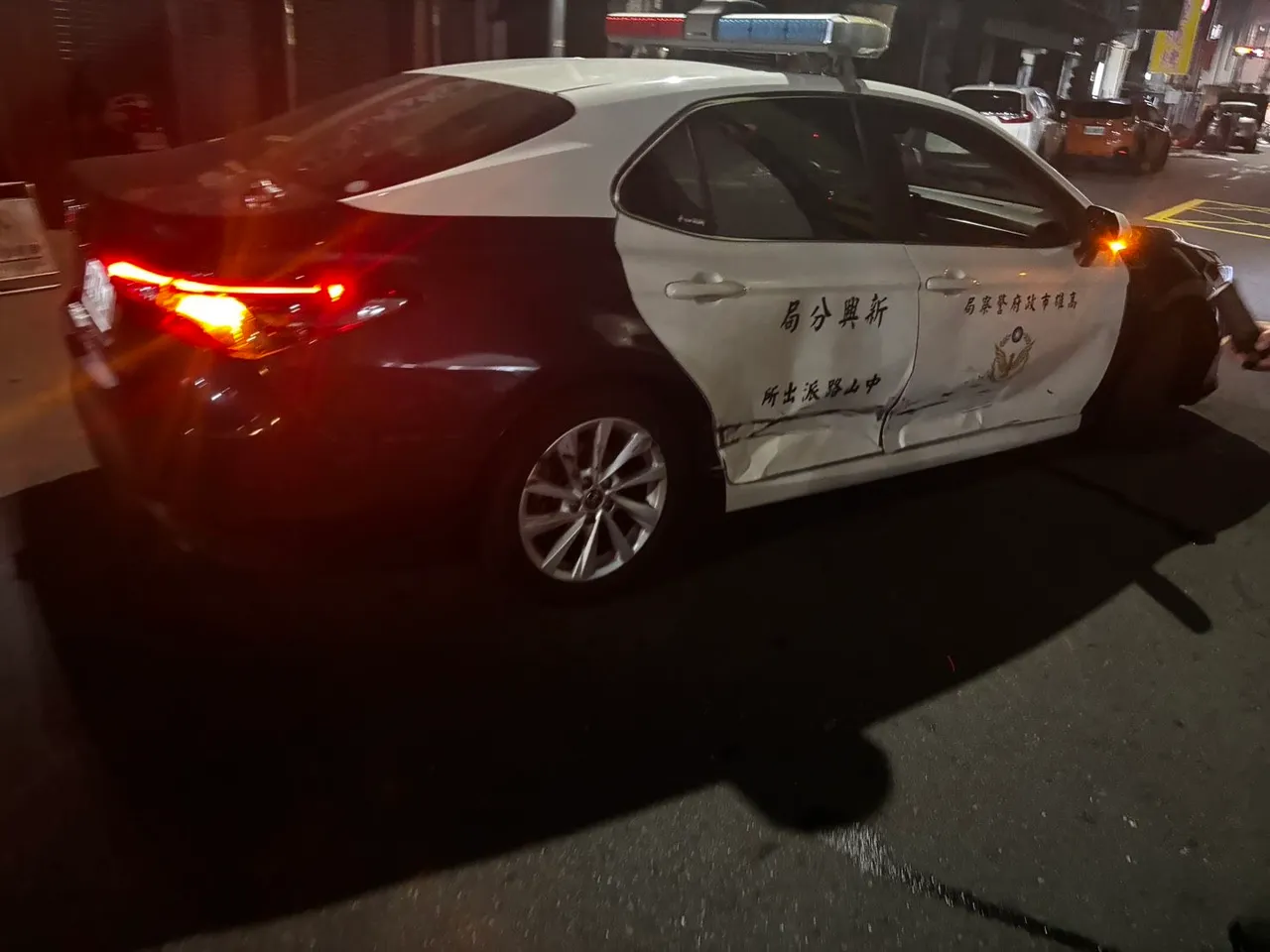 高雄巡逻车遭冲撞，车体凹陷。翻摄画面
