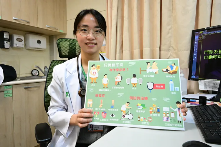 张晶雅医师提醒糖尿病患者若出现低血糖症状，民众要提高警觉。亚大附医提供