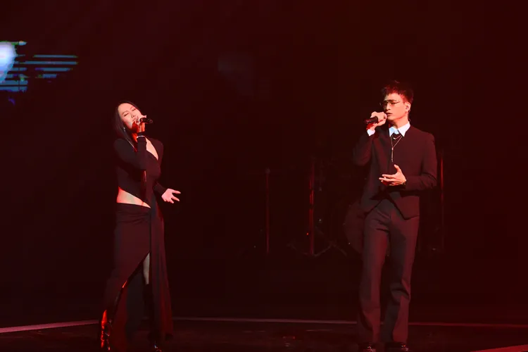 孫盛希（左）與黃奇斌金馬搖滾共演，讓人熱血沸騰。金馬執委會提供