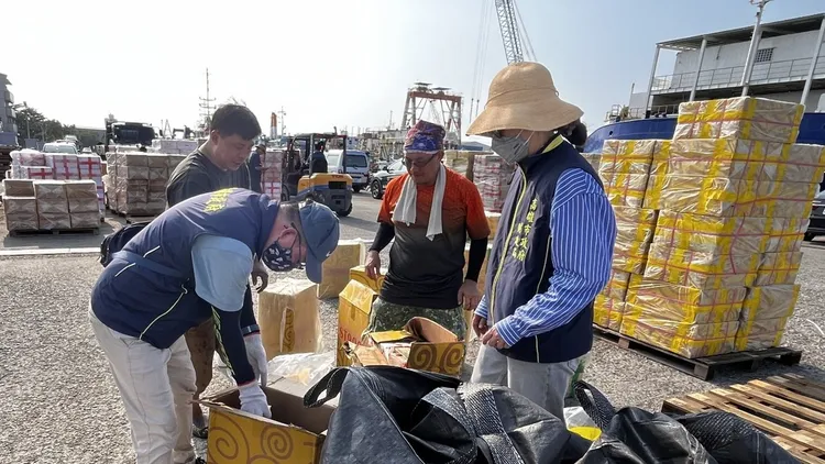 高雄市财政局清点违规烟品并全数查扣。翻摄画面