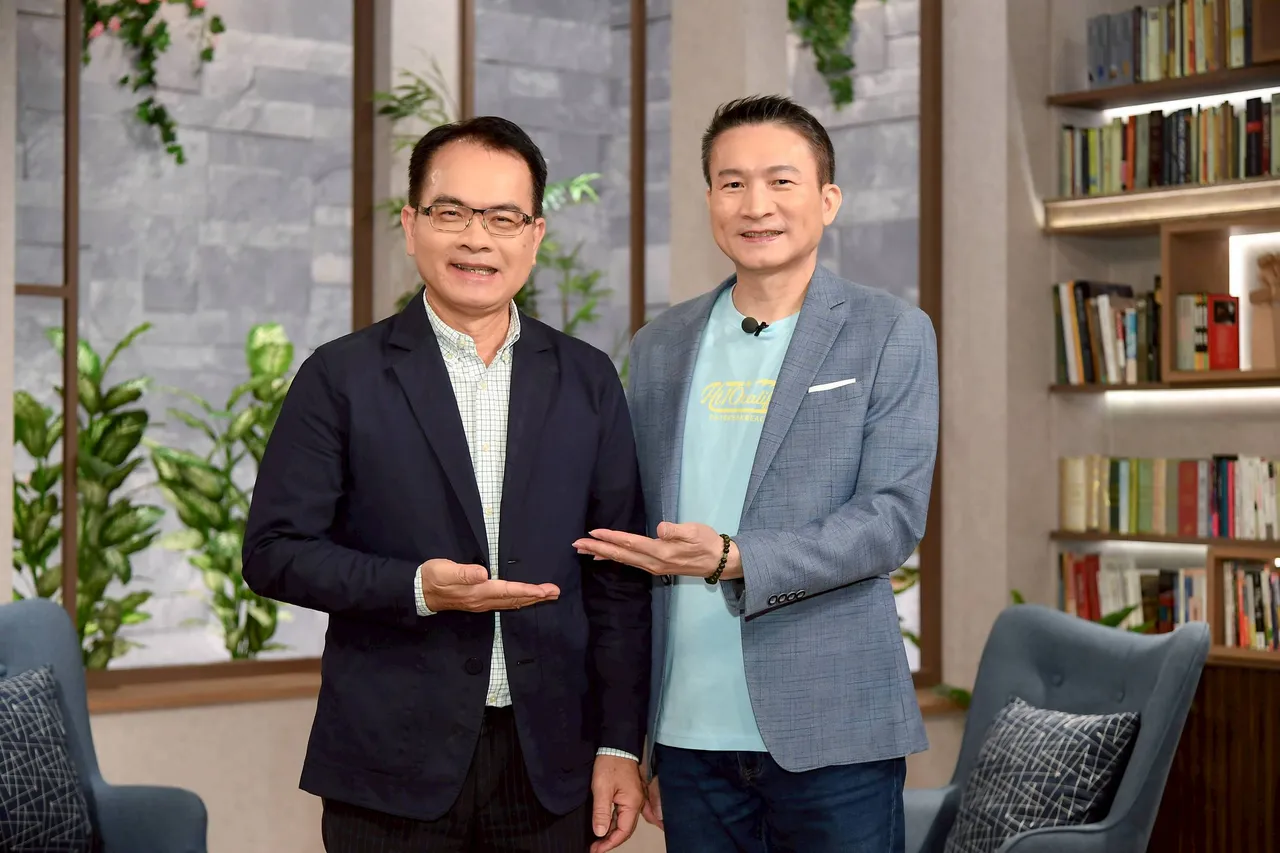 郑弘仪(左)访秦杨。三立提供