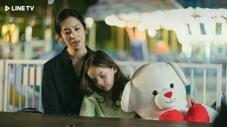 莫允雯（左）首次饰演母亲，与饰演女儿的葇拉对戏时自然萌生母爱。LINE TV提供