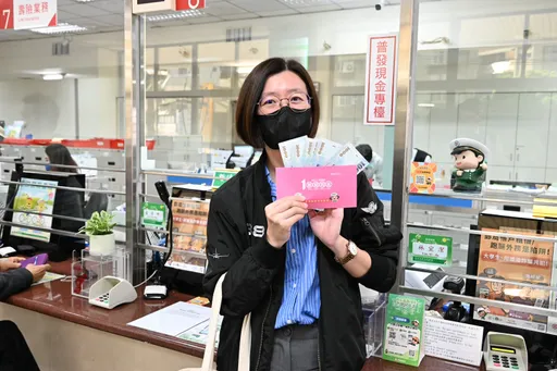 郵局開放領現普發1萬元！首日湧27萬筆　限量紅包袋、抽獎同步上線