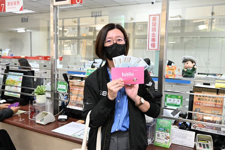 郵局開放領現普發1萬元！首日湧27萬筆　限量紅包袋、抽獎同步上線