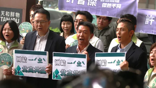 许智杰完成高雄市长初选登记！吴怡农、邱志伟大阵仗陪同