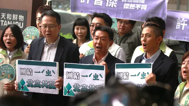 许智杰今大阵仗到党中央登记高雄市长初选。记者叶家玮摄