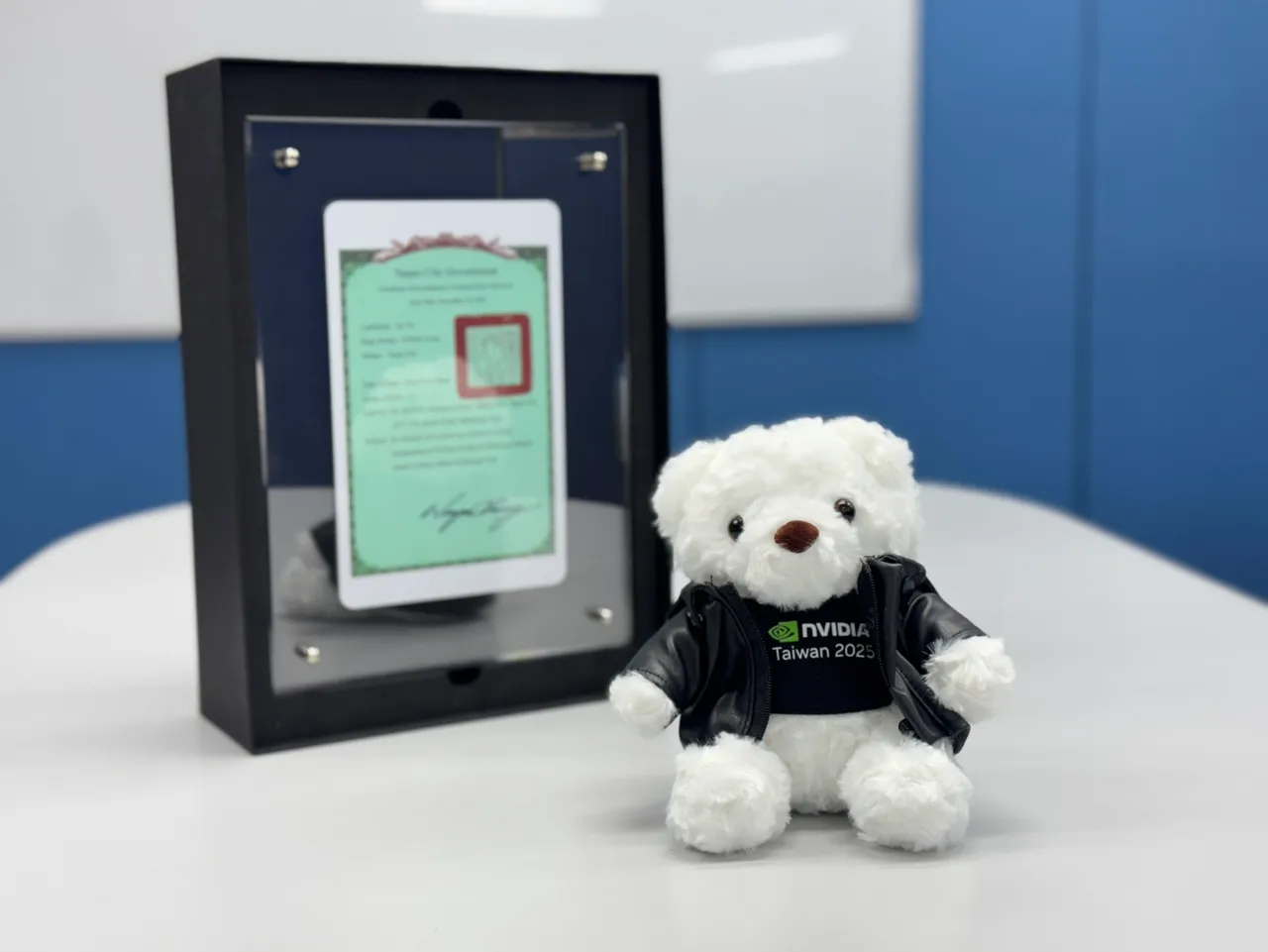 Ekman與蔣萬安互贈禮物。北市府提供