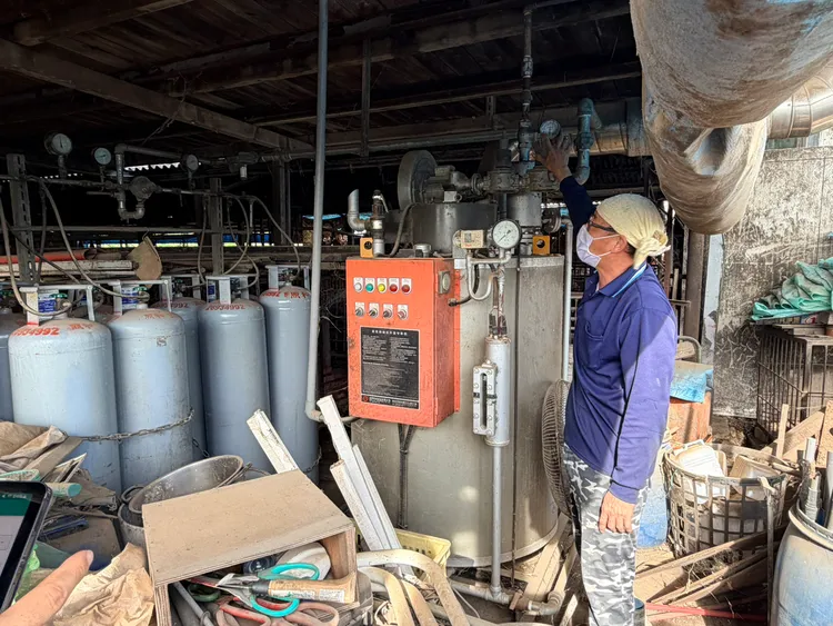 飼主解釋是蒸煮沸水殺菌供豬隻飲用。市府提供