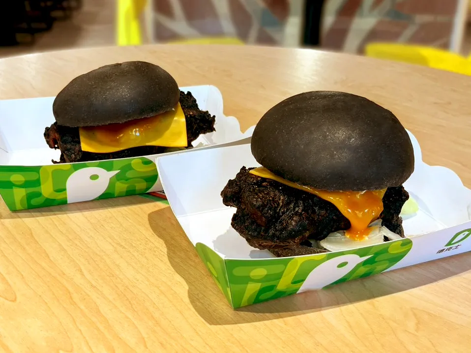 「黑金咔滋鸡腿堡」今（9日）至11月23日限时买1送1。德克士提供