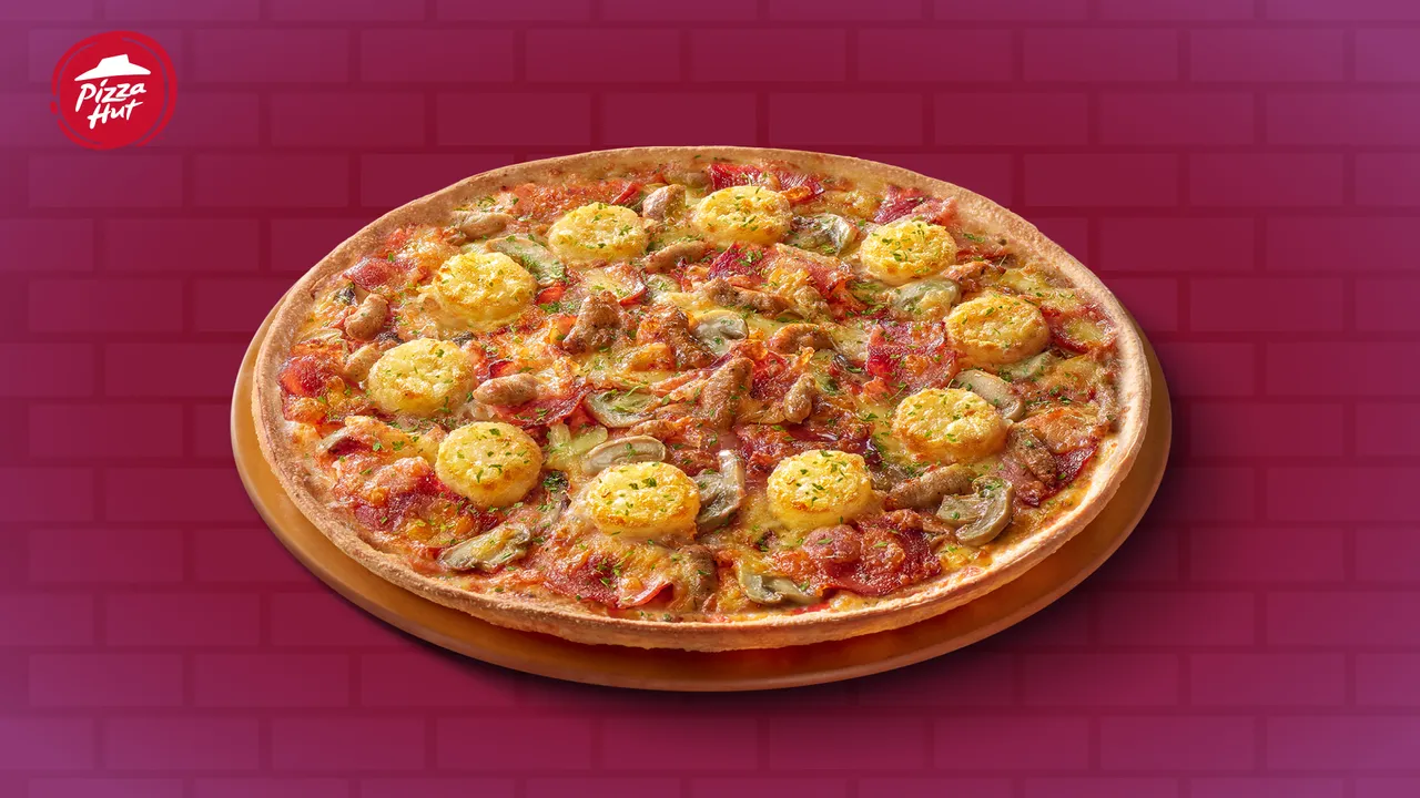 期间「义式培根黄金薯」大披萨外带199元，还能免费升级薄脆饼皮现省401元。必胜客提供