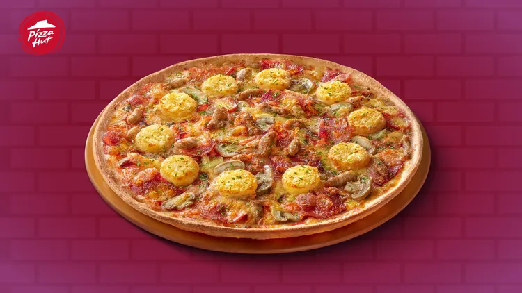 期間「義式培根黃金薯」大披薩外帶199元，還能免費升級薄脆餅皮現省401元。必勝客提供