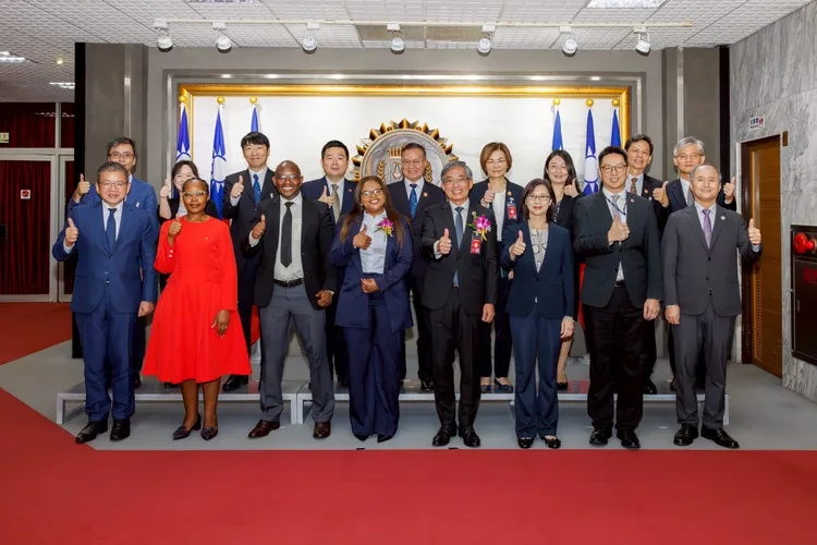 調查局與史瓦帝尼王國金融情報中心共同簽署合作備忘錄與會人員合影。調查局提供