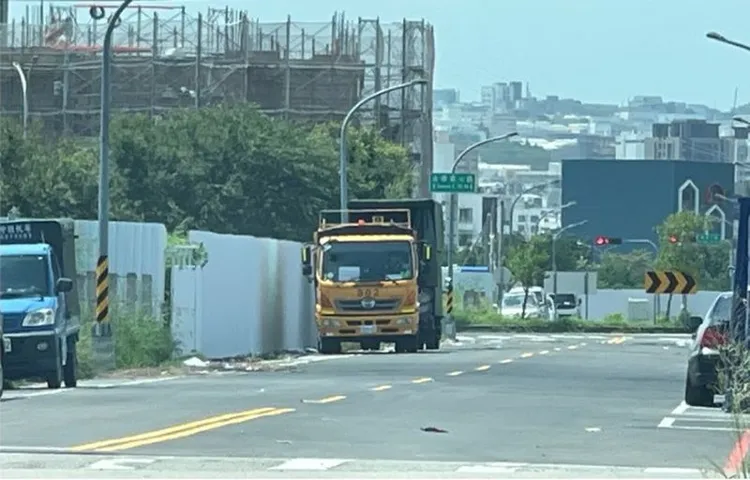 台中市北屯区张姓清洁队员替不法业者清运废弃物牟利，与白手套张男遭到羁押禁见。台中市环保局提供