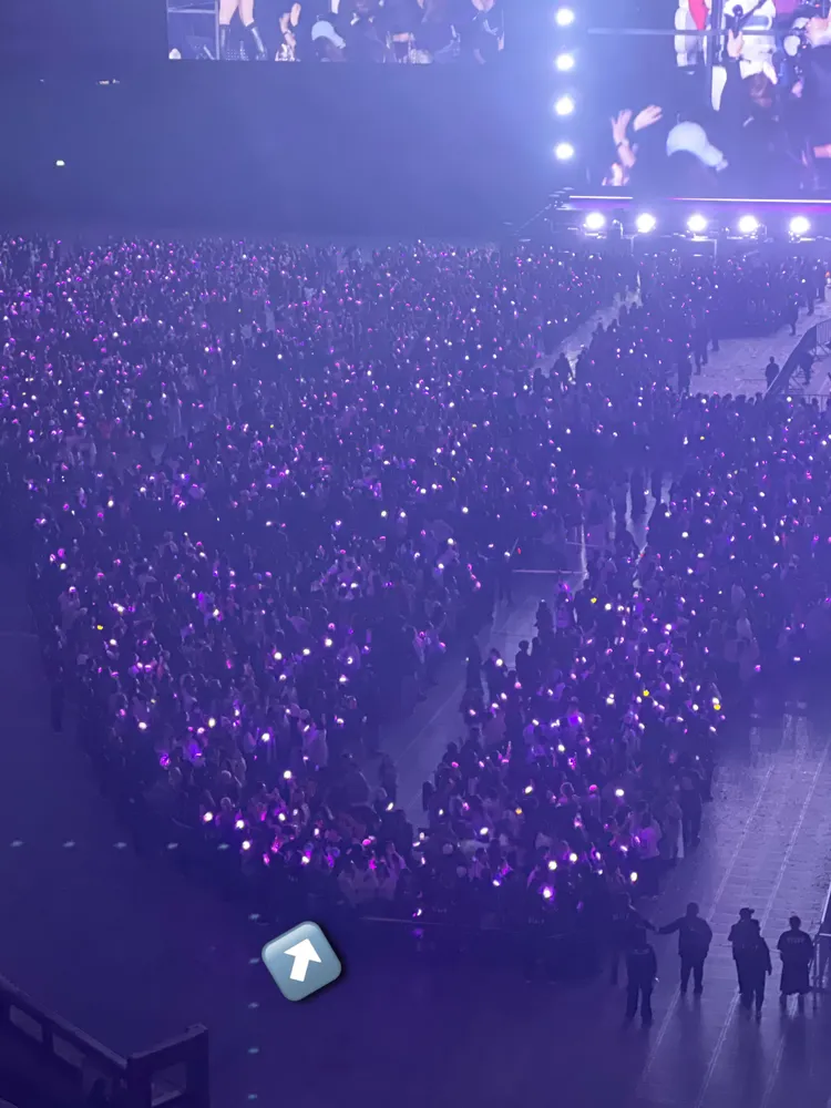 GD繞場時，粉絲離開座位，擠在走道上。讀者提供