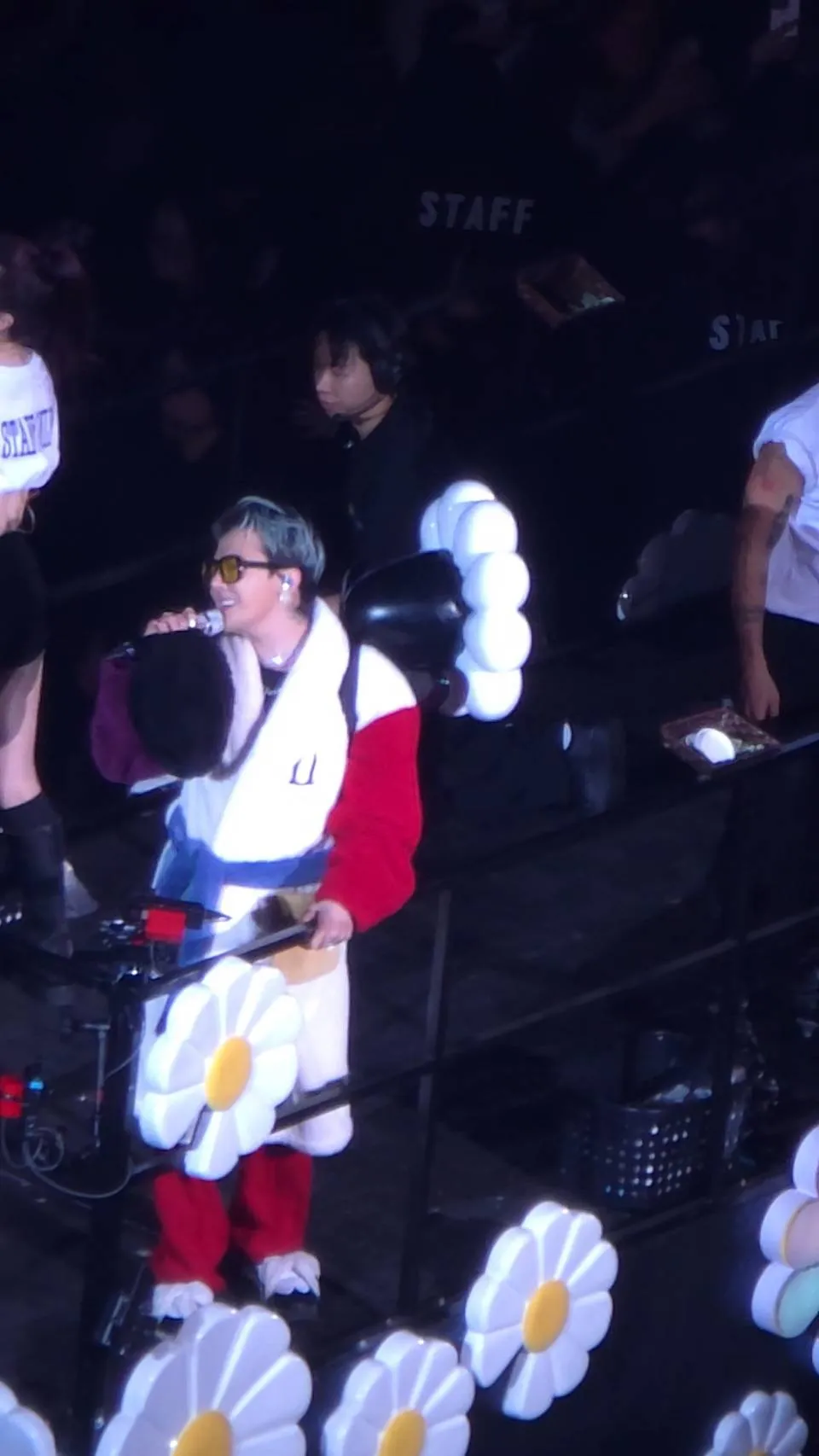 GD穿著浴袍,背著小雏菊手灯气球。读者提供