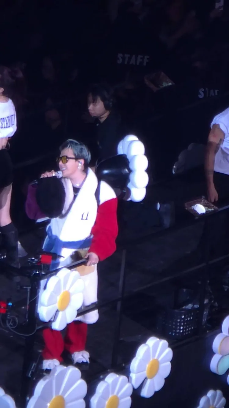 GD穿著浴袍，背著小雛菊手燈氣球。讀者提供