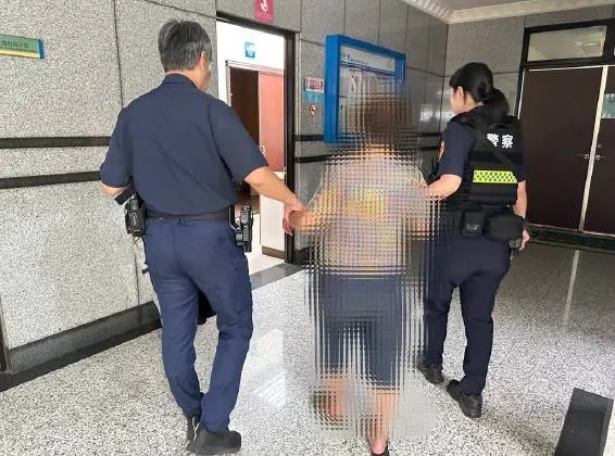 警方将老妇人带回派出所。翻摄画面
