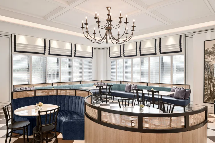 弈夢空間推出的聖誕限定套餐以創意與彈性為特色，無論雙人或四人皆能共享團聚時光，結合中式手藝與西式風味，滿足不同人數與喜好的節慶聚餐需求。瀚寓酒店提供