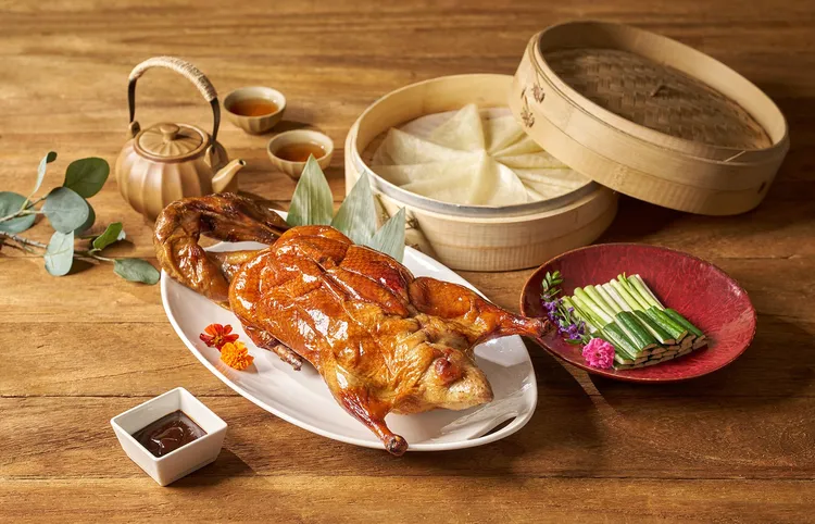 四人饗鴨宴主打紅樓片皮鴨二吃，片鴨皮酥肉嫩、香氣濃厚，醬爆鴨骨鹹香微辣，展現經典中式風韻。瀚寓酒店提供