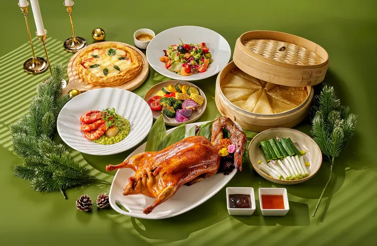 四人饗鴨宴4980元+10%，以「紅樓片皮鴨二吃」為主角，搭配沙拉、烤鮮蔬，還有主食「海鮮義大利麵」或「干貝鮮蝦青醬燉飯」二選一，吃盡中西雙美味。 瀚寓酒店提供