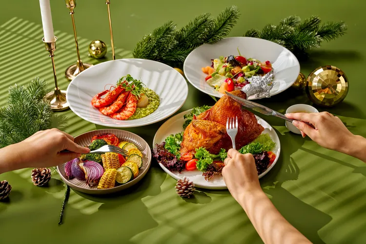 雙人饗宴2980元+10%，以香氣四溢的「蒜香脆皮雞(半)」為亮點，搭配酪梨鮭魚沙拉、西式爐烤鮮蔬與主食二選一。瀚寓酒店提供