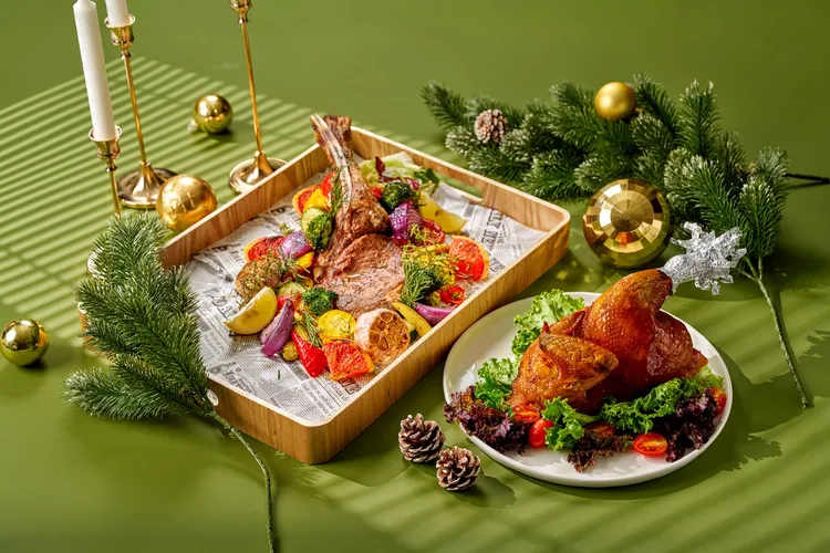 四人歡聚餐結合蒜香脆皮雞(半)與爐烤戰斧牛排，在金黃酥皮與厚實肉香之間交織節慶氣勢。瀚寓酒店提供