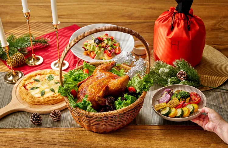 脆皮雞外帶禮籃持續熱賣，無論帶回家作為家庭聚會的加菜主角，或與公司同事一同分享節慶歡愉，皆能輕鬆享受餐廳級饗宴。瀚寓酒店提供