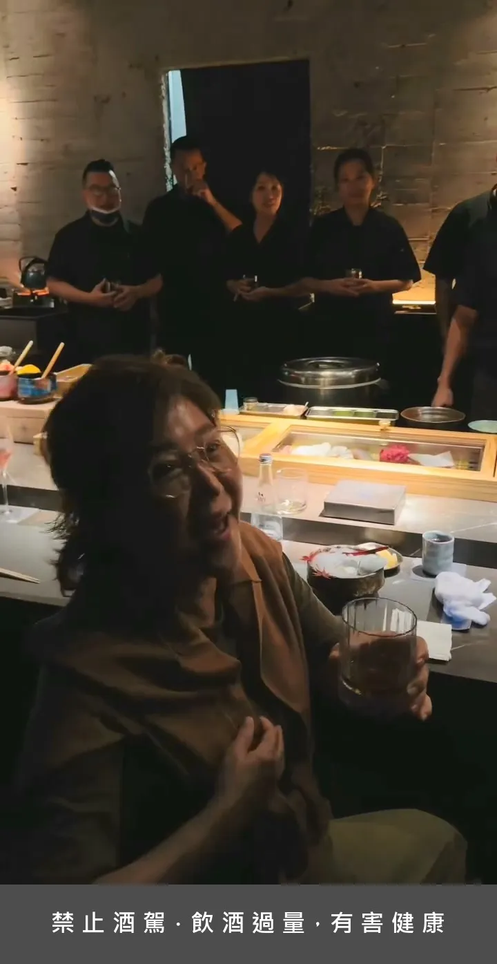 蓝心湄吃吃喝喝非常尽兴。翻摄关颖IG