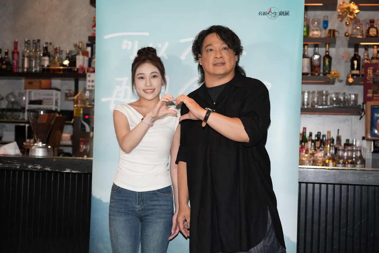 東明相（右）和陳亮彤演父女。攝影中心攝