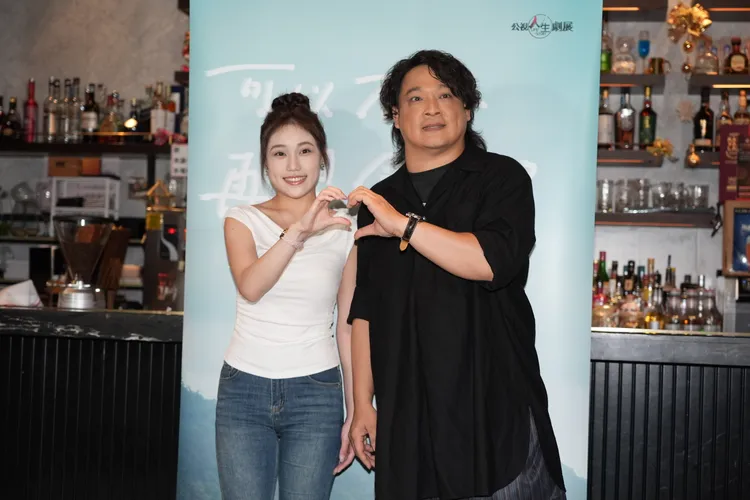 東明相（右）和陳亮彤演父女。攝影中心攝