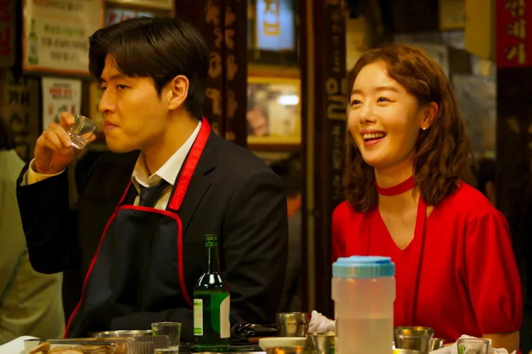 韩善化（右）在片中暗恋著姜河那，受访时更坦言自己对他真的有点心动和期待。采昌国际多媒体提供